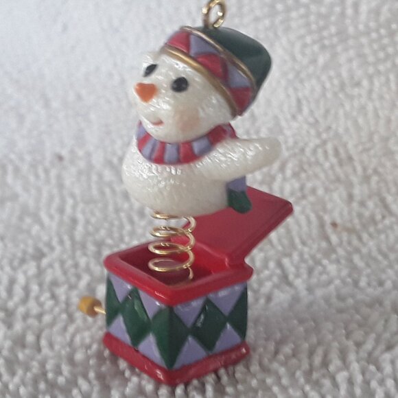 Hallmark Miniature Ornament- Snowy Surprise,membership ornament, 1999 box dented - Picture 2 of 5
